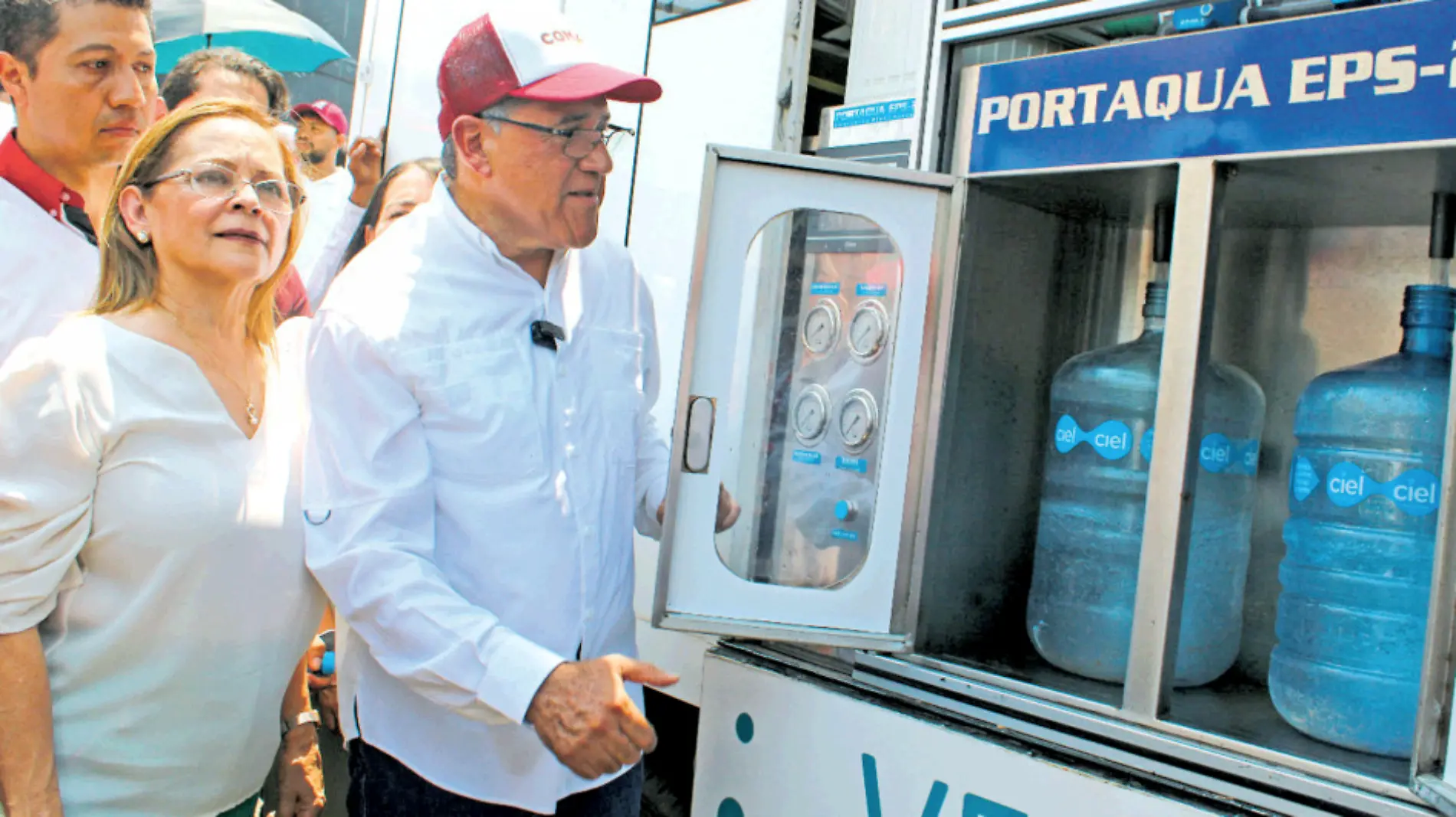 El alcalde Armando Martínez Manríquez, encabezó la entrega gratuita de agua purificada